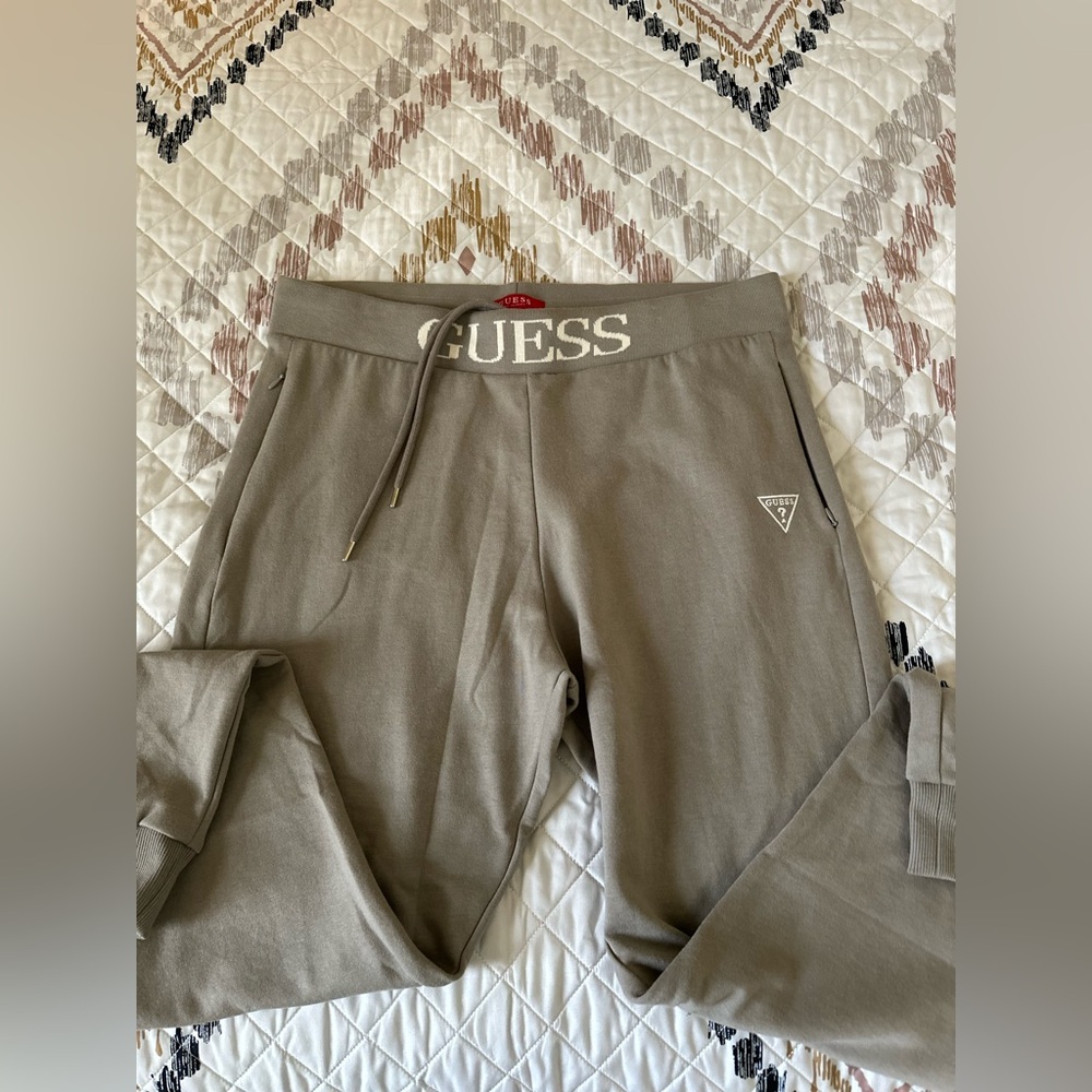Unisex Guess Tan Sweatshirt. Alessia Logo Waist‎ Joggers. Size XL. NWT.